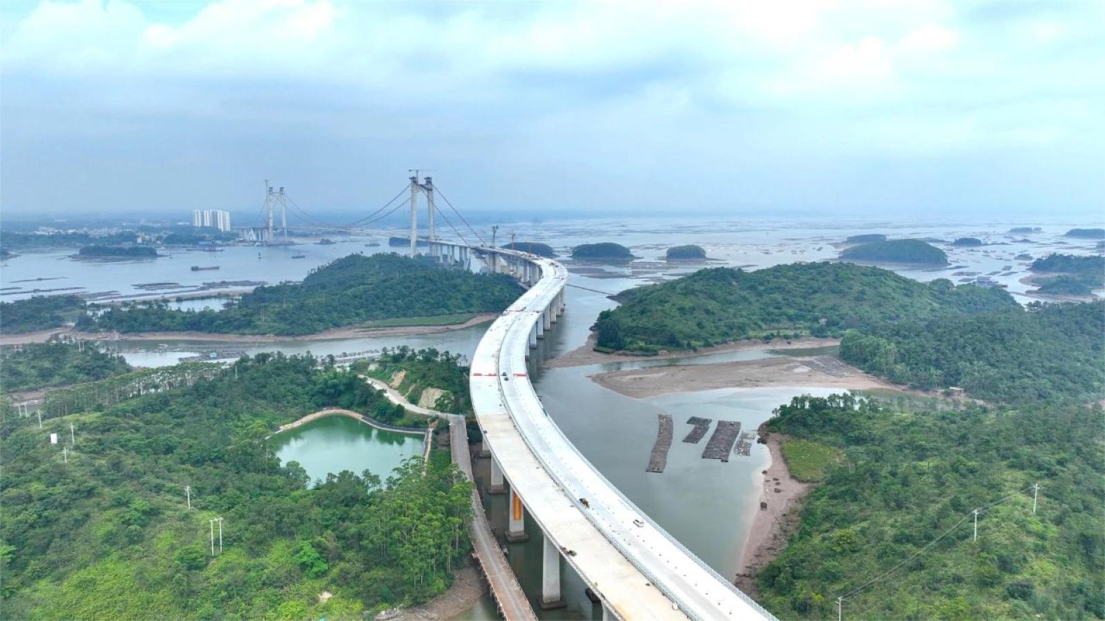  广西最长跨海大桥龙门大桥全线顺利贯通 